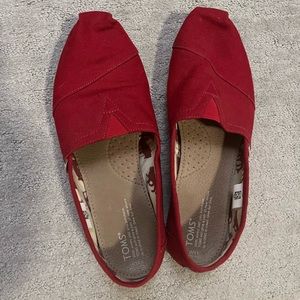 Tom’s classic alpargata slip ons